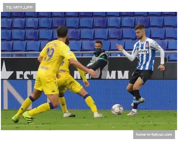 西班牙人定位球战术执行到位，边路传中与中路后插上结合